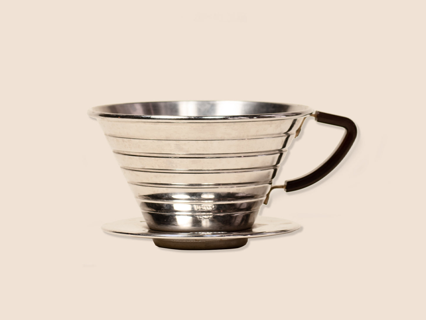 https://www.intelligentsia.com/cdn/shop/products/dripper-kalita-wave-185-steel-1.jpg?v=1620324725